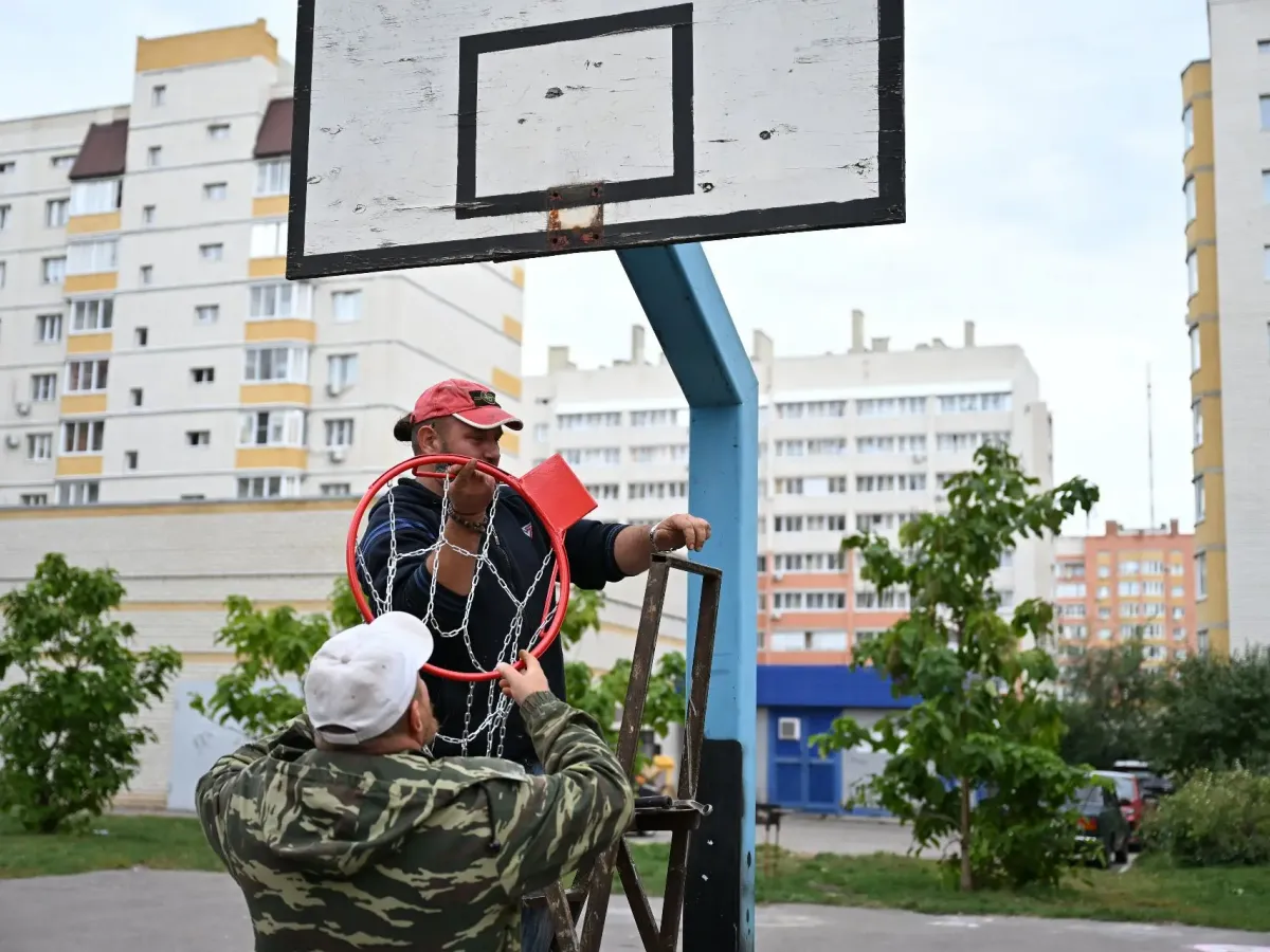 Во дворе на Агапкина, 21 установили баскетбольные кольца и готовят ремонт скамеек