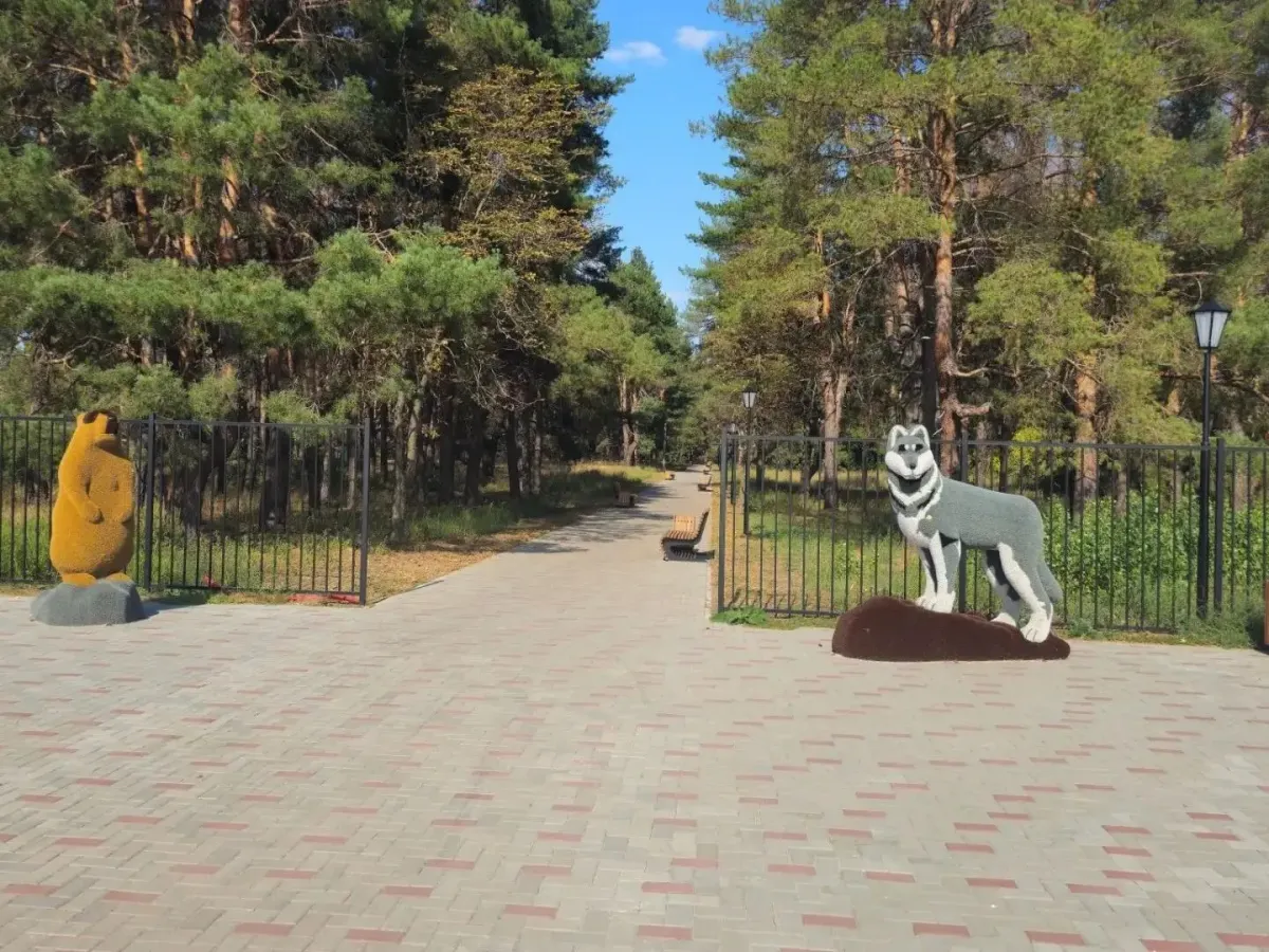 В Парке Дружбы продолжается обновление прогулочной зоны для жителей Новоайдарского округа