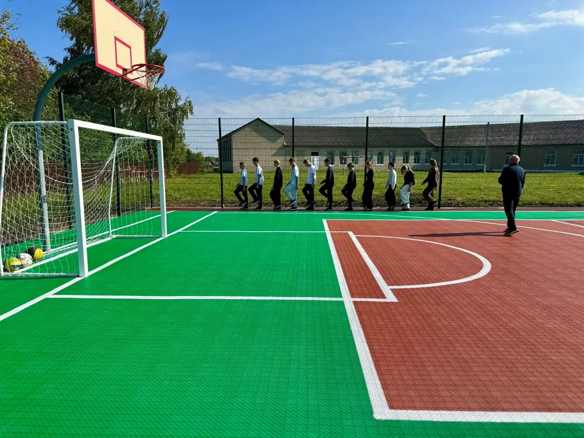 В селе Новоархангельское установили универсальную спортивную площадку