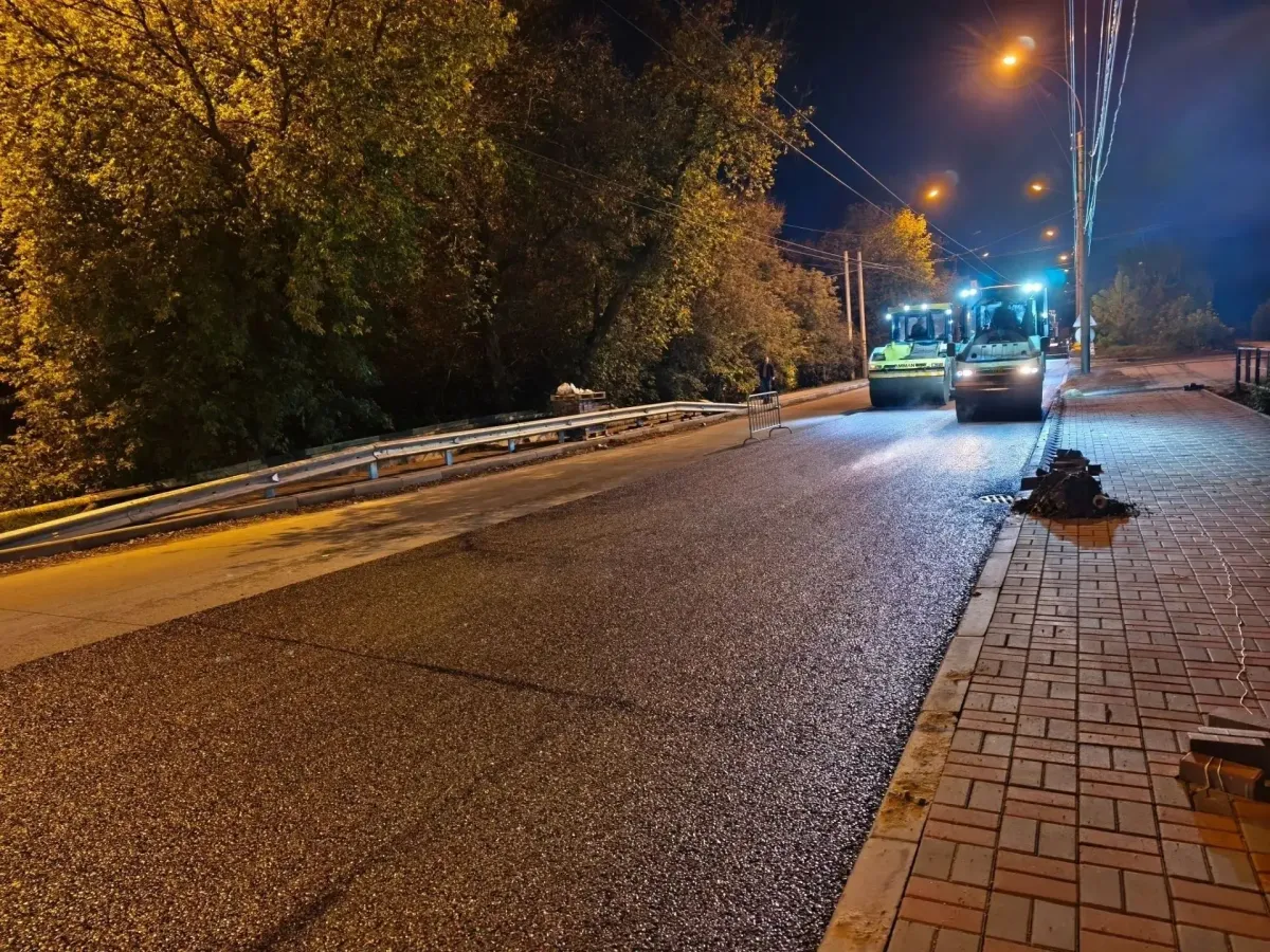 На Московской начали укладывать финишный слой асфальта