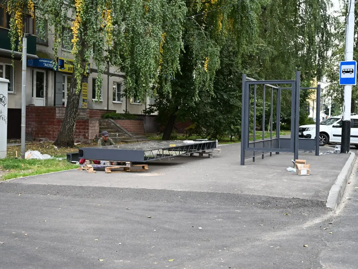 В Тамбове на улице Чичканова устанавливают новые остановочные павильоны