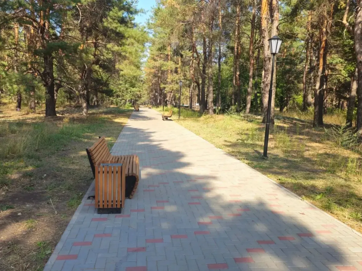 В Парке Дружбы продолжается обновление прогулочной зоны для жителей Новоайдарского округа