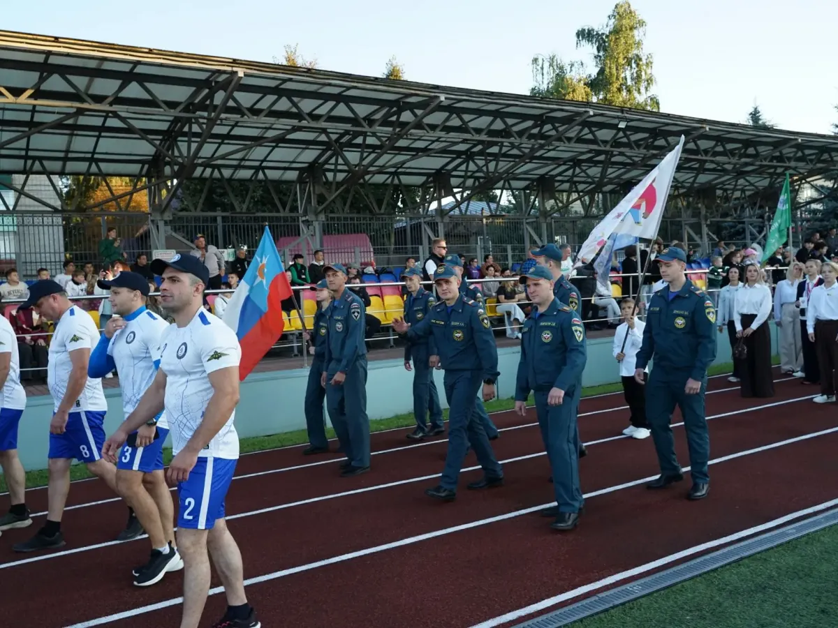 В Мичуринске на стадионе «Локомотив» прошёл спортивный парад
