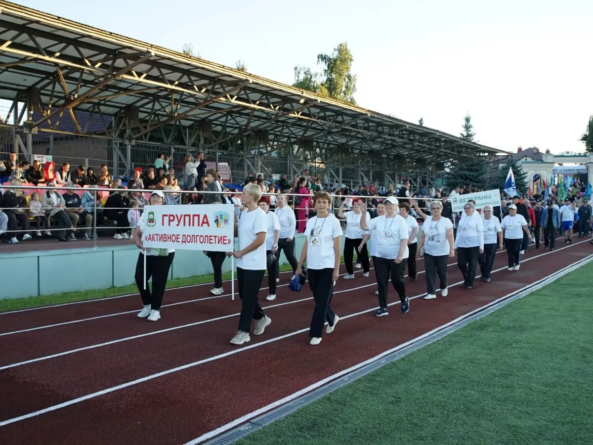 В Мичуринске на стадионе «Локомотив» прошёл спортивный парад