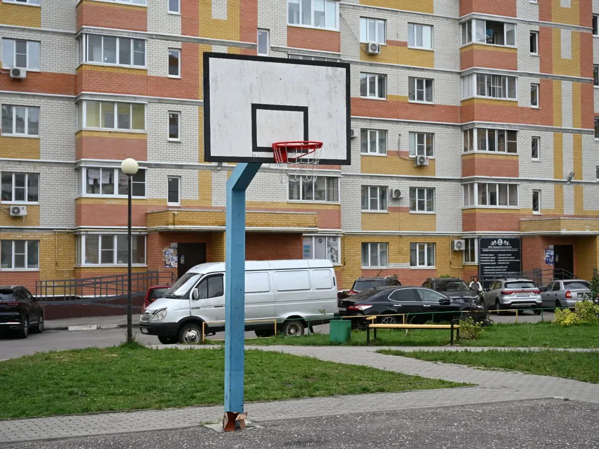 Во дворе на Агапкина, 21 установили баскетбольные кольца и готовят ремонт скамеек