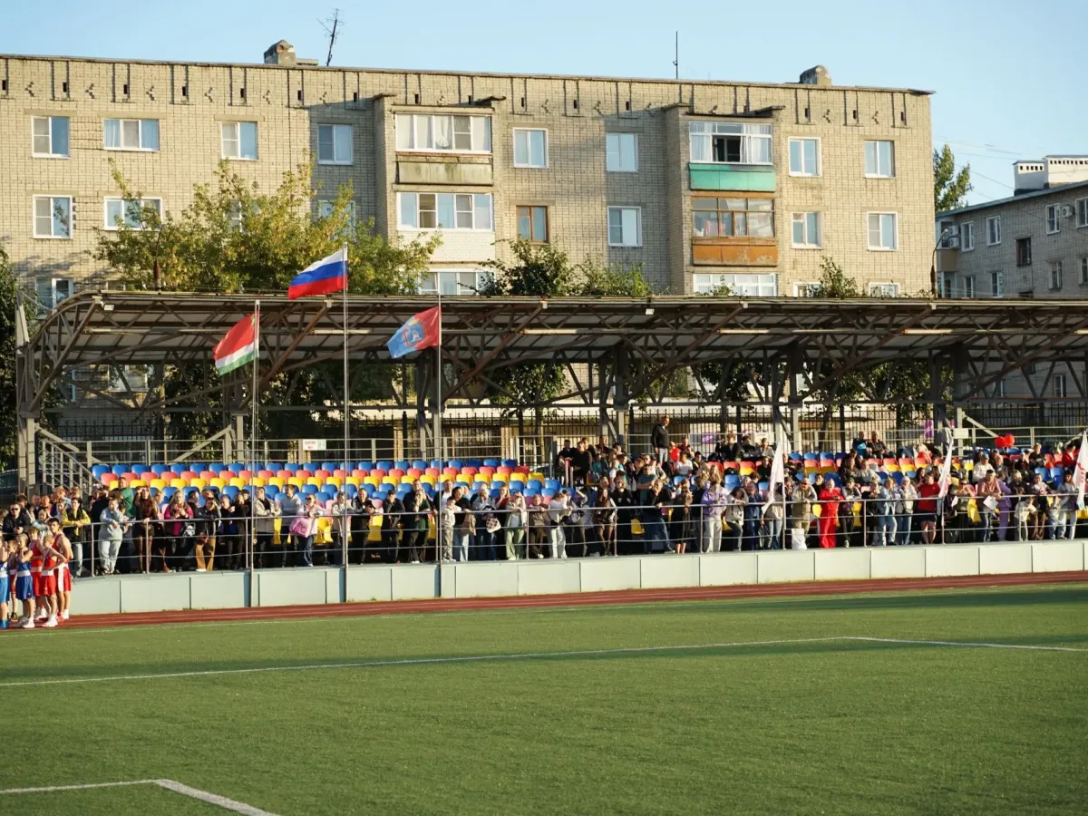 В Мичуринске на стадионе «Локомотив» прошёл спортивный парад