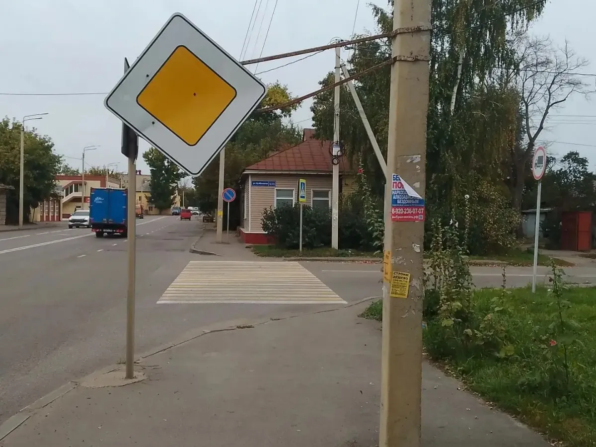 В Тамбове продолжают плановое обновление дорожных знаков и другой инфраструктуры