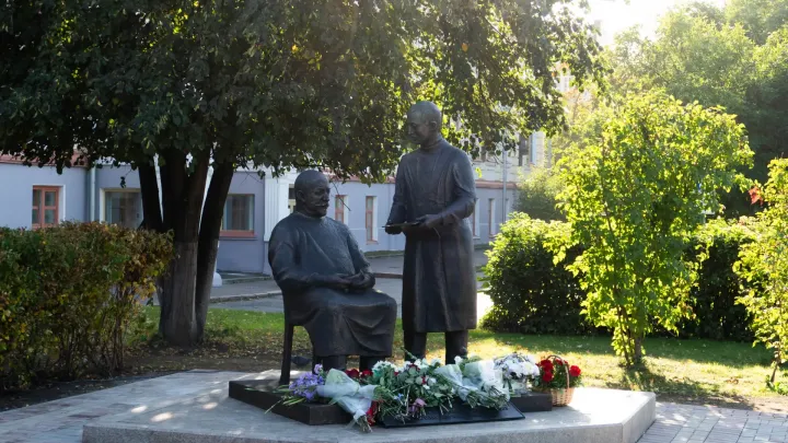 В Томске у СибГМУ открыли памятник профессорам Курлову и Яблокову — Томск Сейчас
