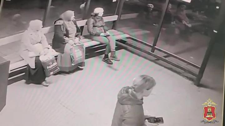 В Твери полицейские возбудили уголовное дело о вандализме на остановке во Дворе Пролетарки