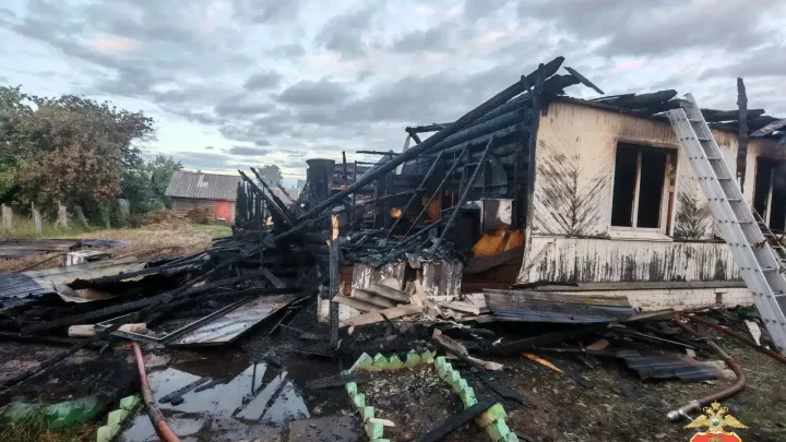 В посёлке Рамешки мужчина из ревности поджёг дом и оставил семью без жилья