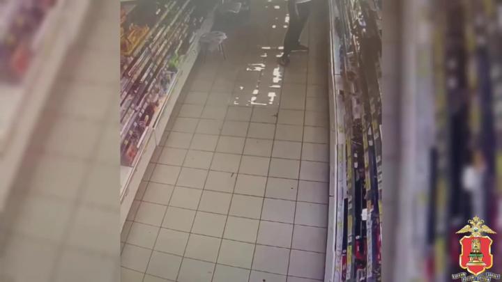 В Бологое мужчина украл из магазина косметику и подарил её малолетней дочери