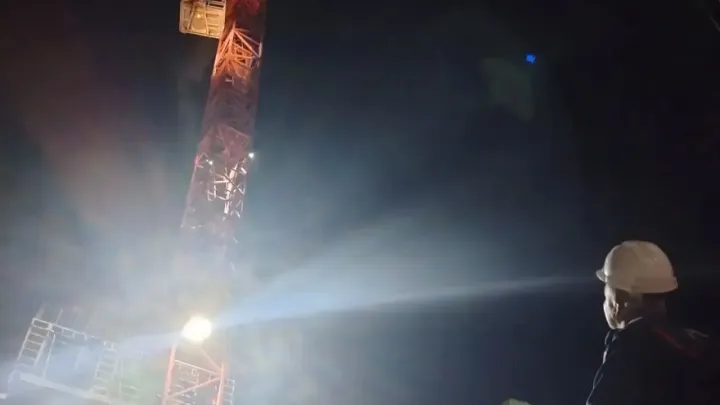 В Тверской области спасатели сняли с подъемного крана почувствовавшего себя плохо рабочего