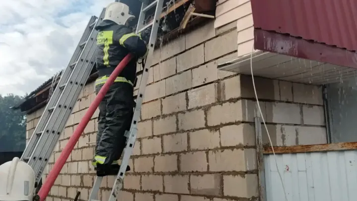 В поселке Калашниково потушен загоревшийся гараж