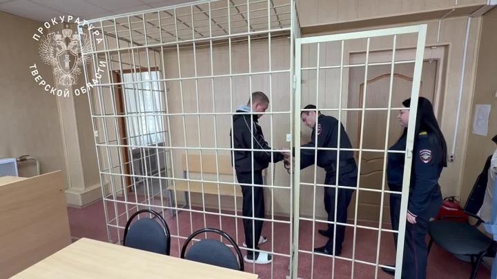 В Максатихе двоих местных жителей заключили под стражу по делу об убийстве и разбое