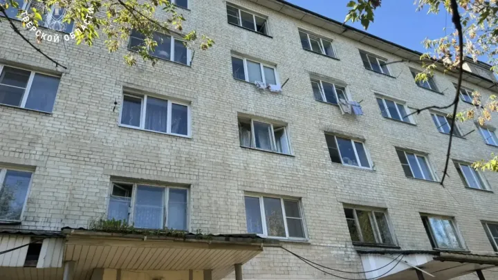 В Твери годовалый ребёнок выпал из окна пятого этажа и погиб