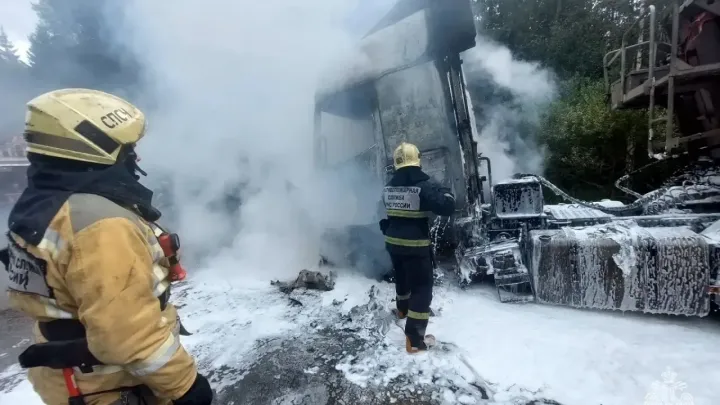 В Калининском округе на трассе Р-132 загорелся грузовой автомобиль