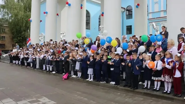 В Нелидове День знаний для младшеклассников провели у ДК «Шахтёр»