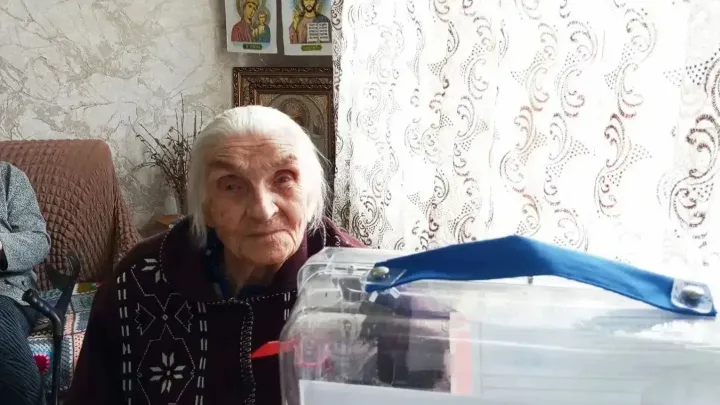 Старейшая жительница Сандовского округа проголосовала в 102 года