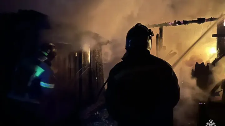 В Бологое потушили ночной пожар в неэксплуатируемом строении