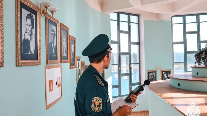 В Твери сотрудники МЧС проверили пожарную безопасность кинотеатра «Звезда»