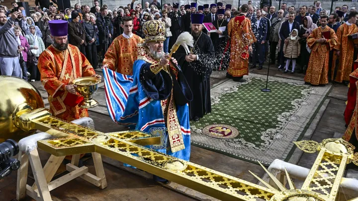 На воссозданную колокольню Спасо-Преображенского собора установили крест