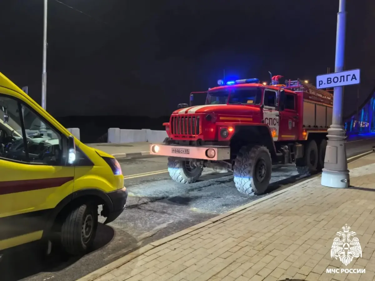 В Твери спасатели пришли на помощь девушке, упавшей в воду у Старого Волжского моста