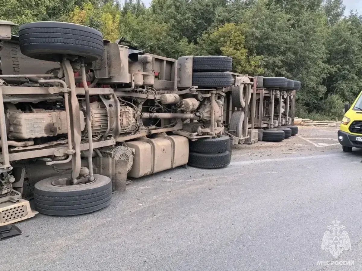 Грузовик перевернулся на трассе М-10