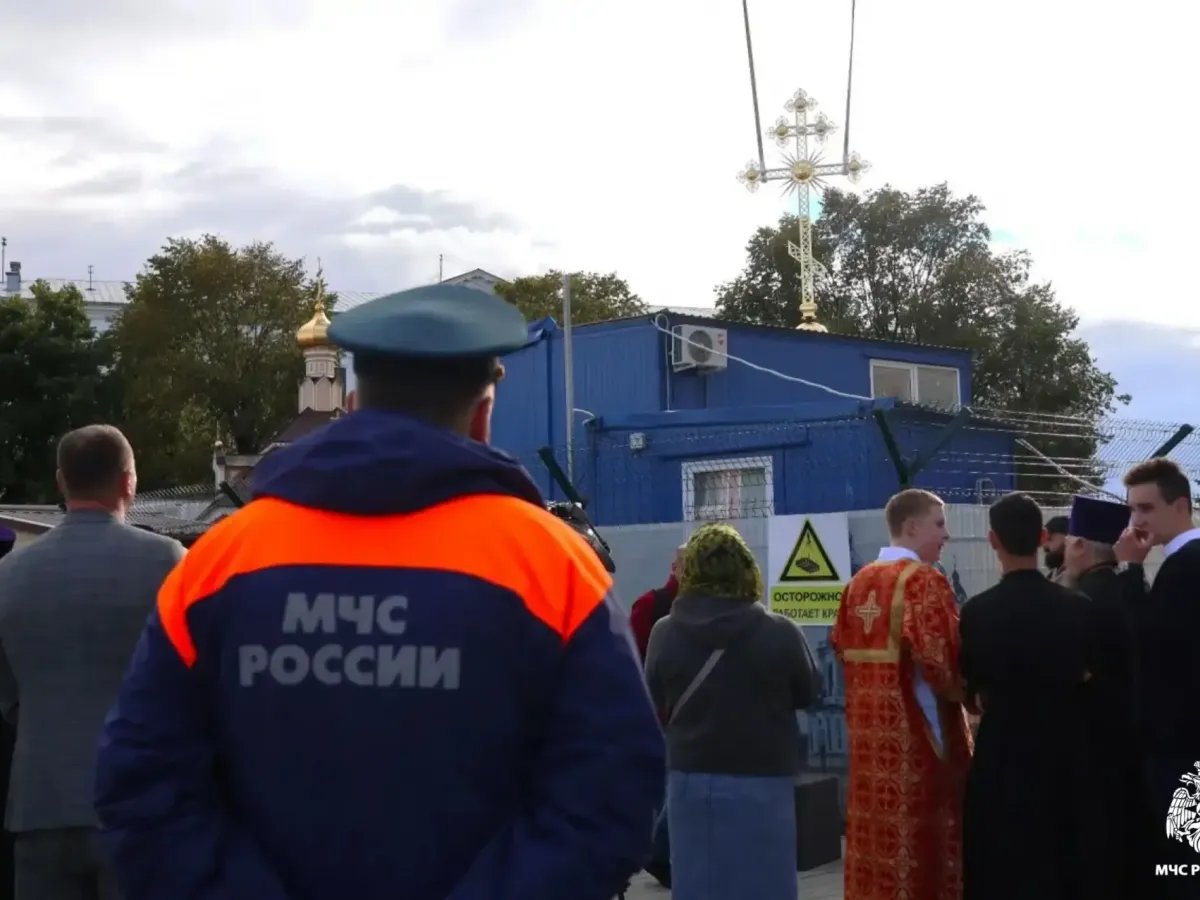 В Твери освятили и подняли купол и крест на колокольню Спасо-Преображенского собора