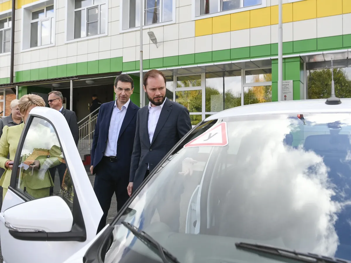 Школа №2 в Западной Двине получила автомобиль для обучения старшеклассников