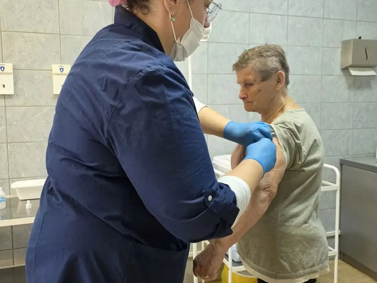 В стационарных учреждениях соцобслуживания началась прививочная кампания