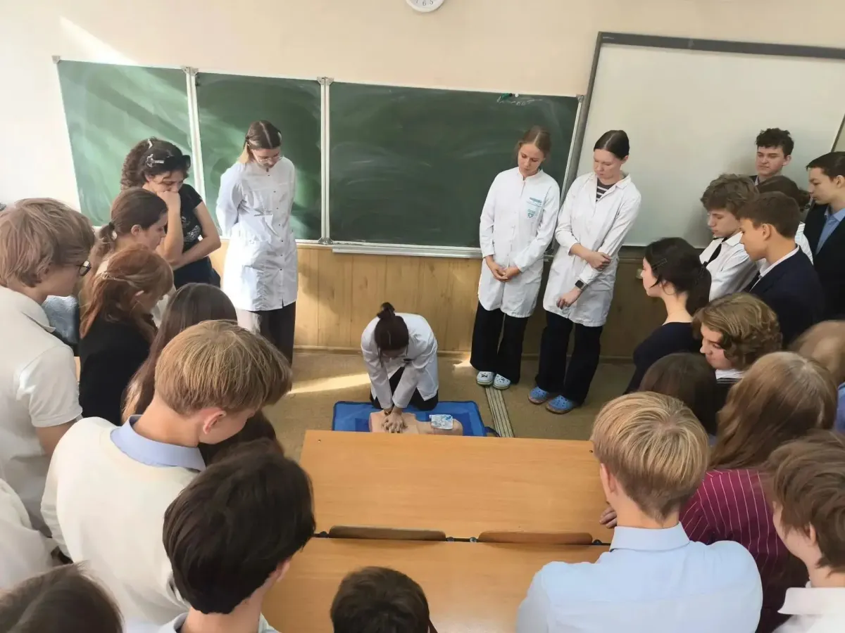 В Твери продолжаются занятия по первой помощи для школьников