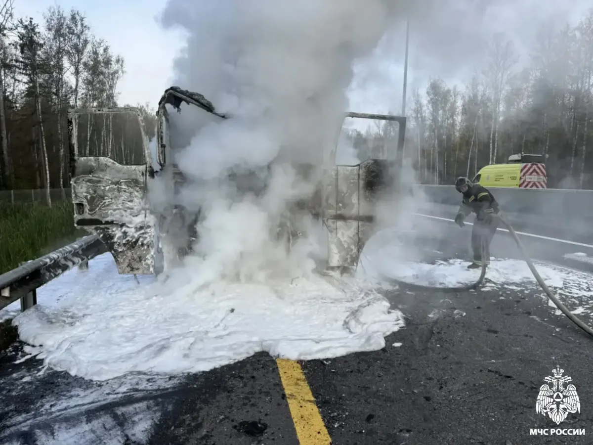 На трассе М-11 в Калининском округе загорелся грузовик