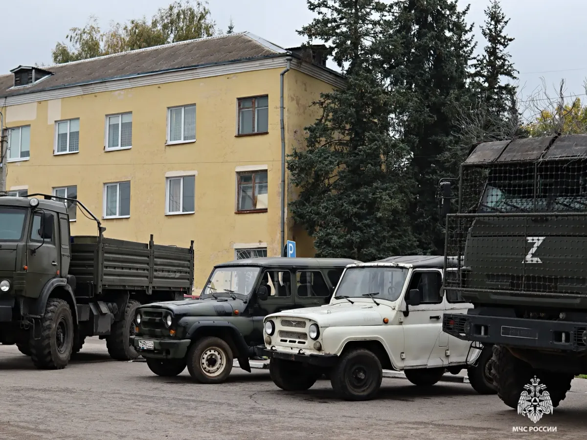 Сотрудники двух пожарно-спасательных частей передали два автомобиля для отправки в зону СВО