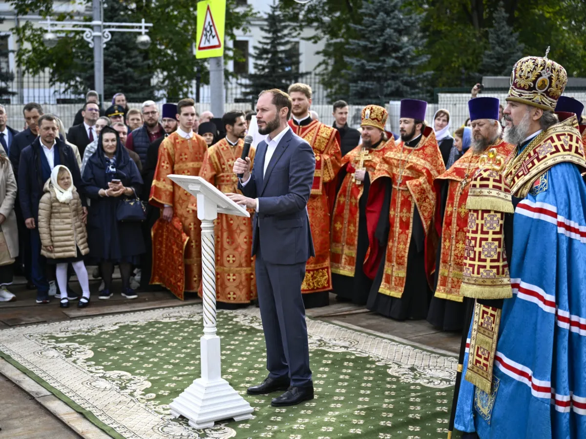 На воссозданную колокольню Спасо-Преображенского собора установили крест