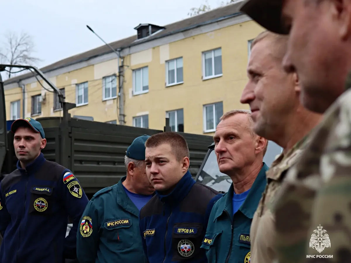 Сотрудники двух пожарно-спасательных частей передали два автомобиля для отправки в зону СВО