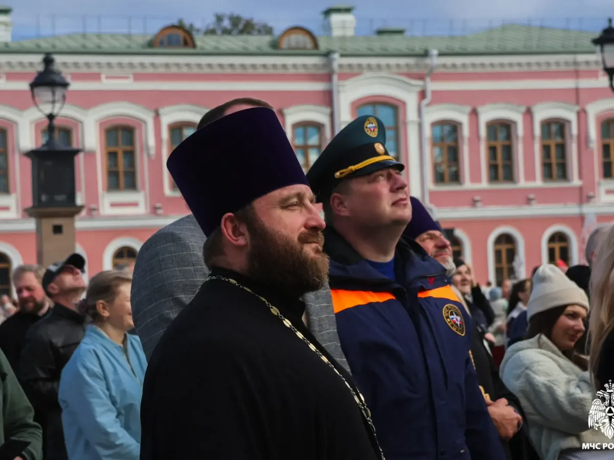 В Твери освятили и подняли купол и крест на колокольню Спасо-Преображенского собора