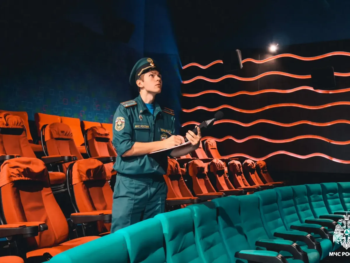 В Твери сотрудники МЧС проверили пожарную безопасность кинотеатра «Звезда»
