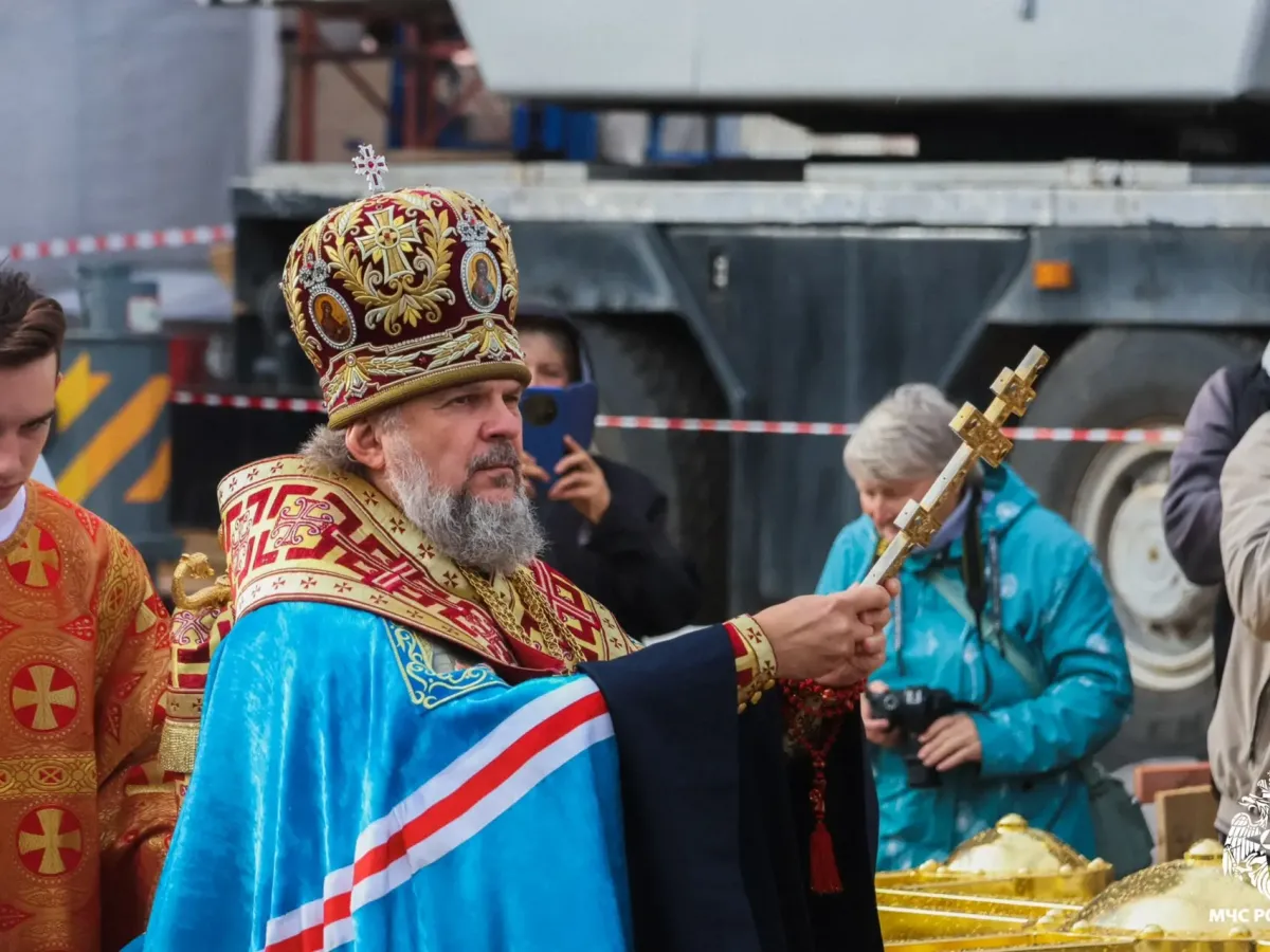 В Твери освятили и подняли купол и крест на колокольню Спасо-Преображенского собора