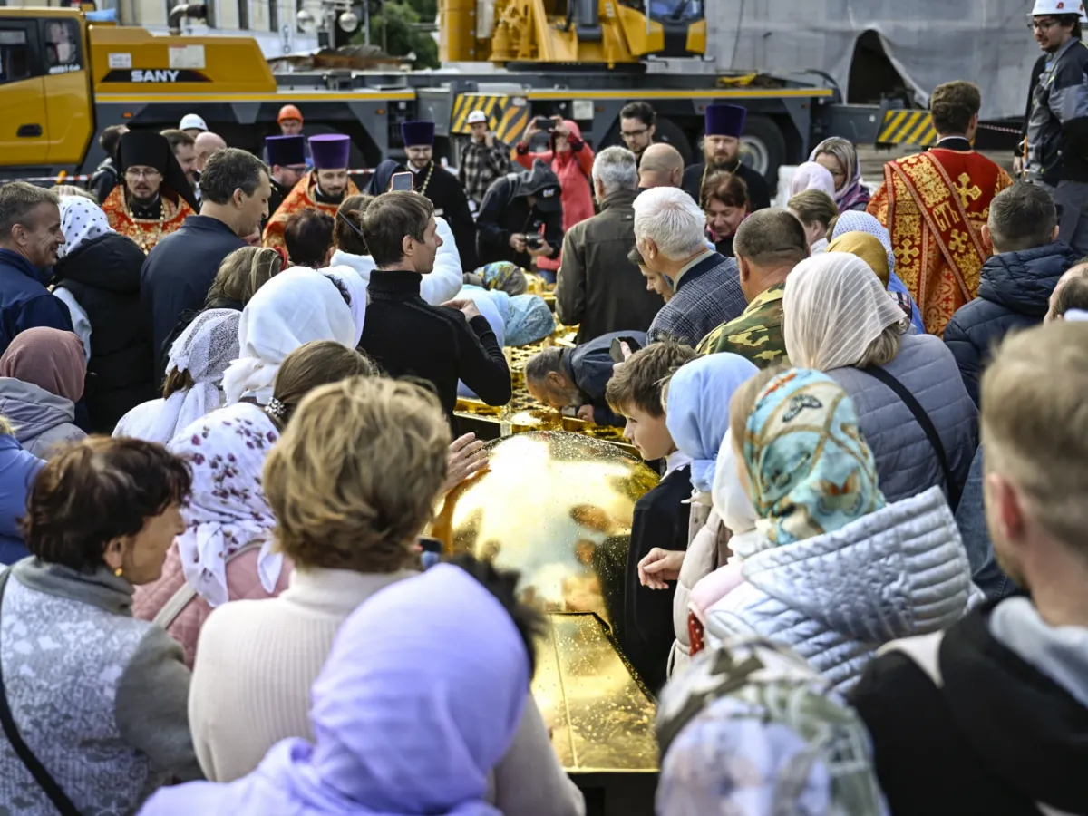 На воссозданную колокольню Спасо-Преображенского собора установили крест