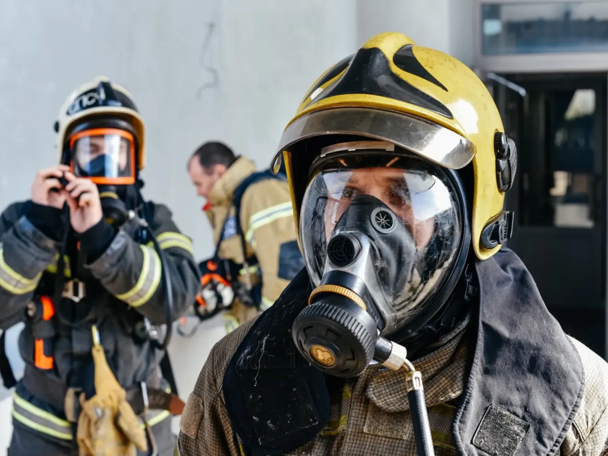 В Твери прошли соревнования «Вертикальный вызов» среди газодымозащитников