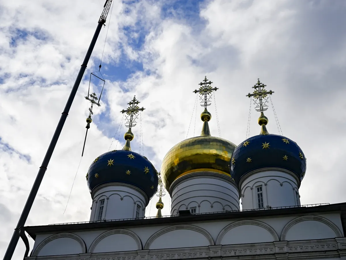На воссозданную колокольню Спасо-Преображенского собора установили крест