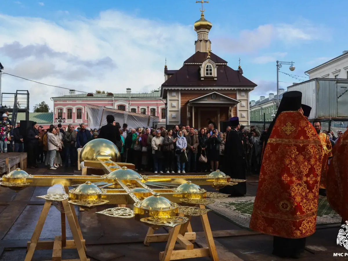 В Твери освятили и подняли купол и крест на колокольню Спасо-Преображенского собора
