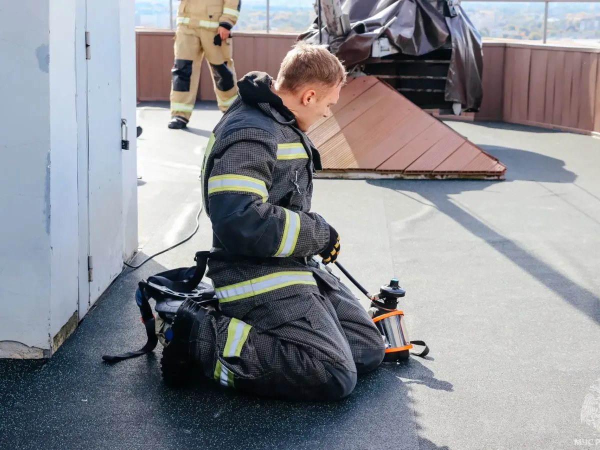 В Твери прошли соревнования «Вертикальный вызов» среди газодымозащитников