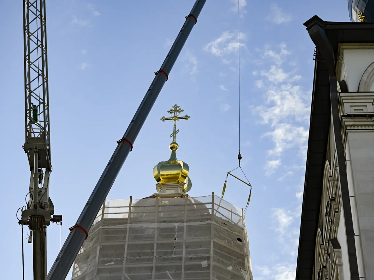 На воссозданную колокольню Спасо-Преображенского собора установили крест