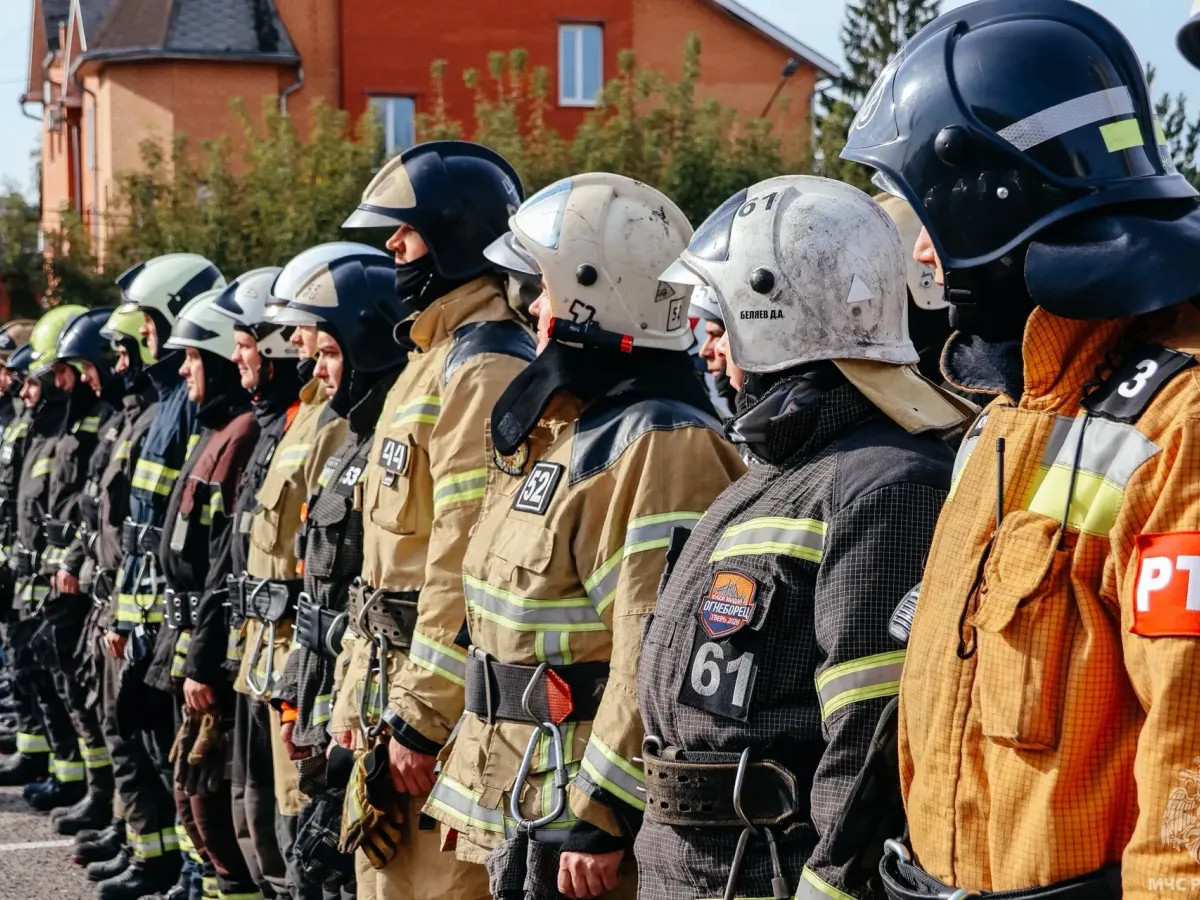 В Твери прошли соревнования «Вертикальный вызов» среди газодымозащитников