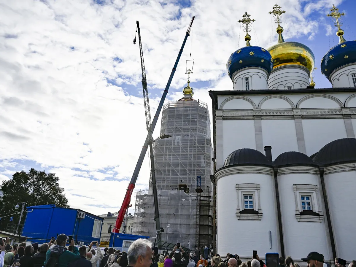 На воссозданную колокольню Спасо-Преображенского собора установили крест