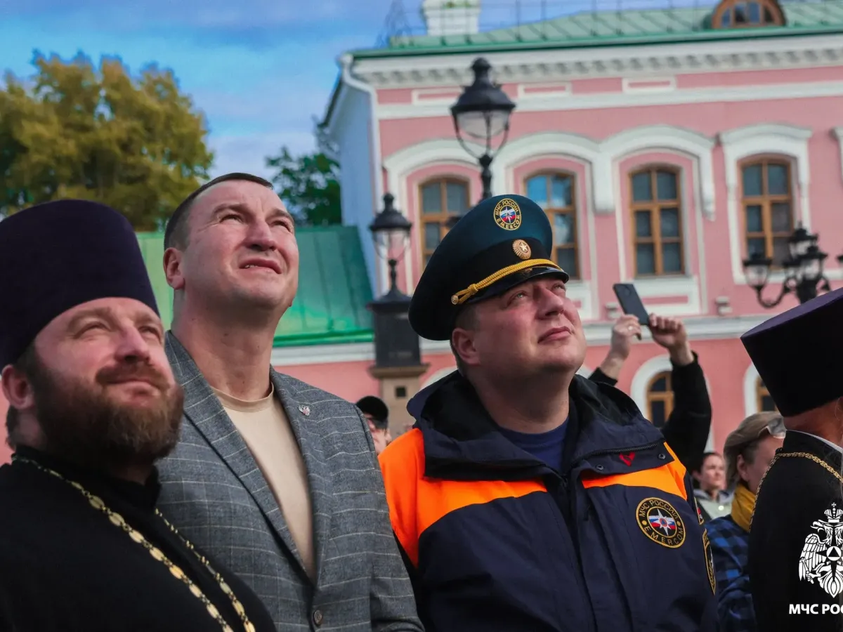 В Твери освятили и подняли купол и крест на колокольню Спасо-Преображенского собора