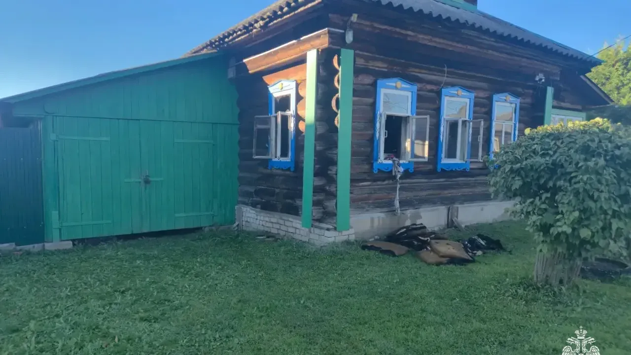 В деревне Слободка загорелся жилой дом из-за фонаря на зарядке — Тверь Сейчас