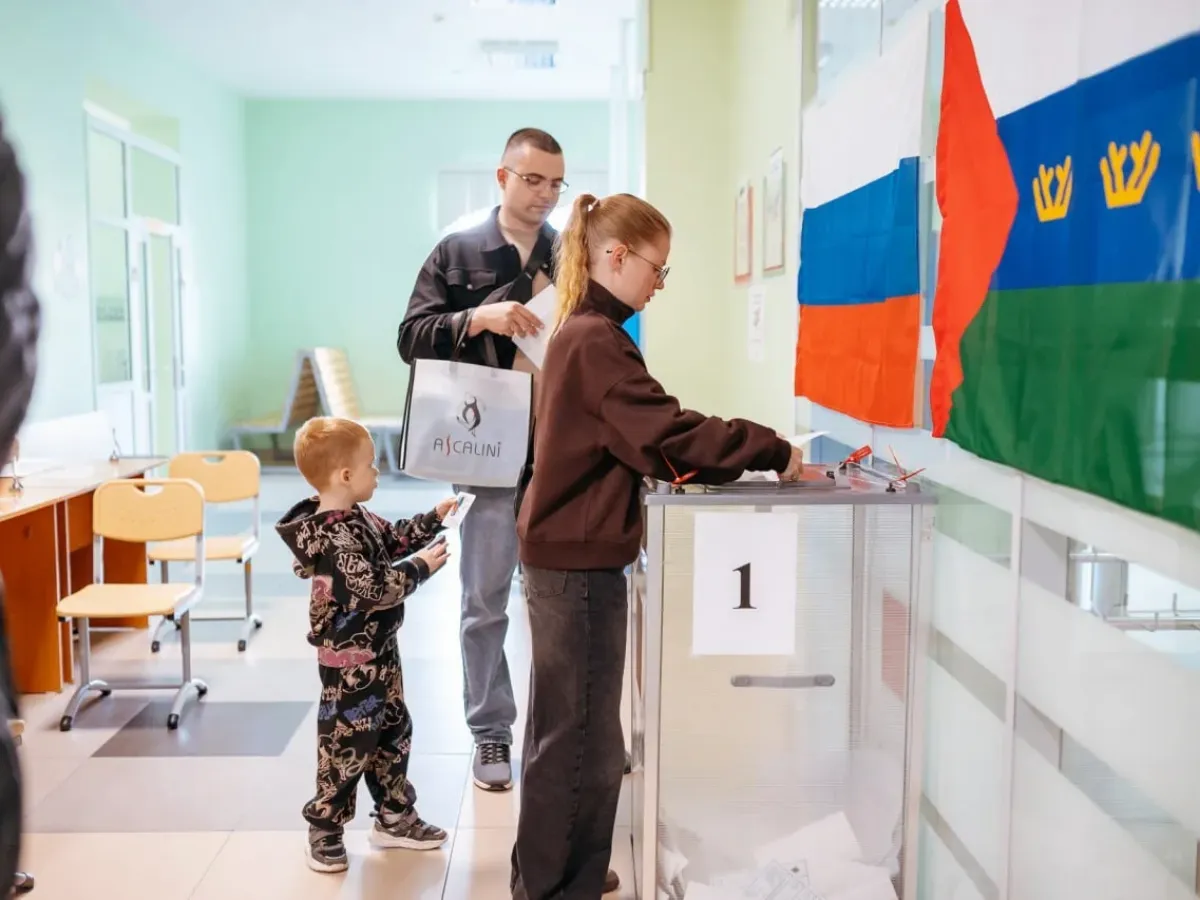 На избирательных участках в Тюменской области встречаются люди разных поколений