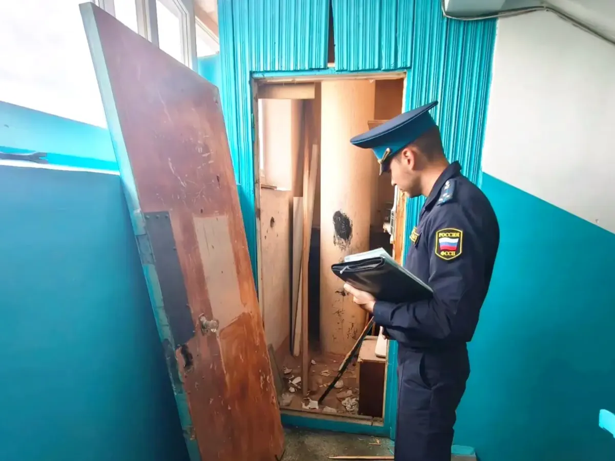 В Тюмени демонтировали незаконные кладовки на лестничных клетках дома